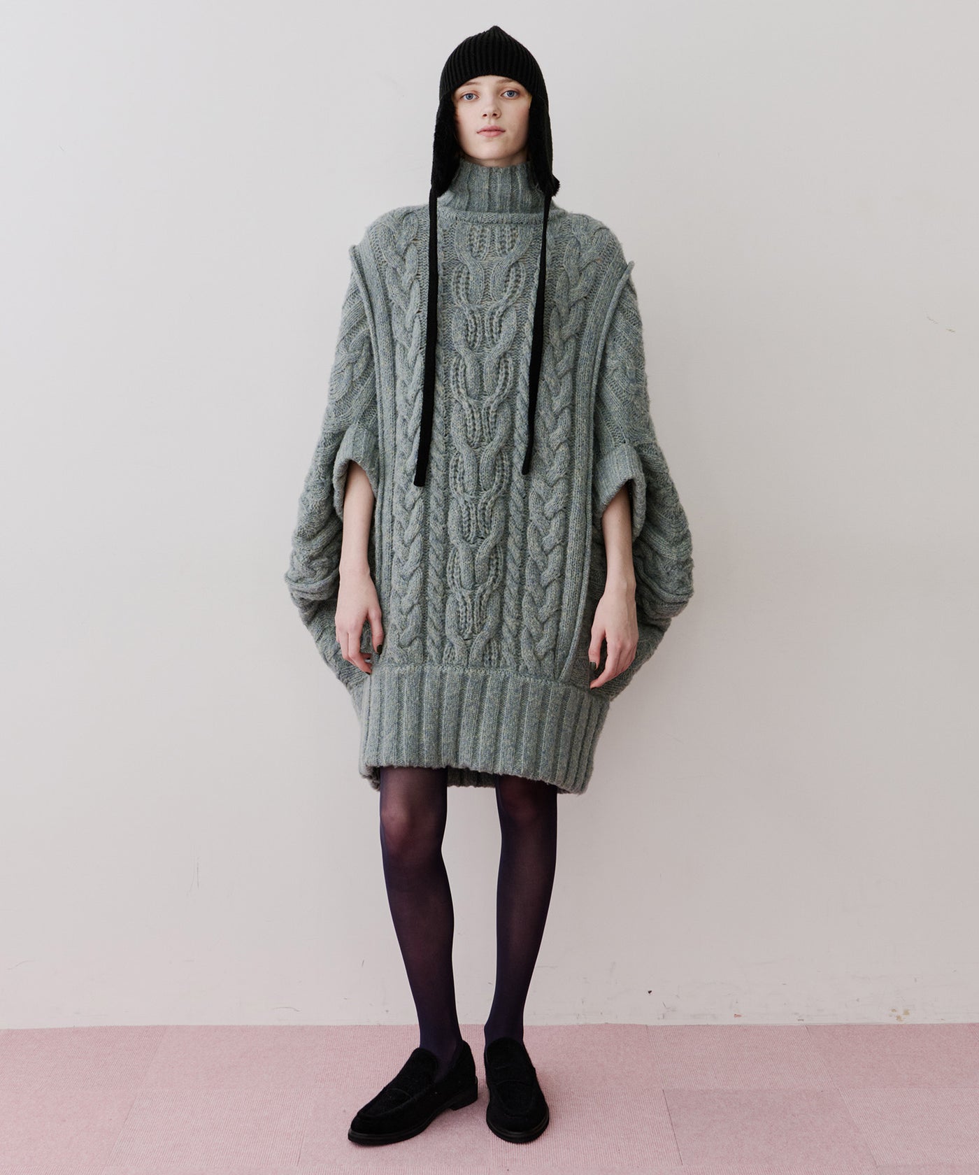 ✨即購入OK✨【新品】ラベルエチュード　ケイブルBIGニットワンピース　黒 ケイブルBIGニットワンピース – LA BELLE ETUDE online store