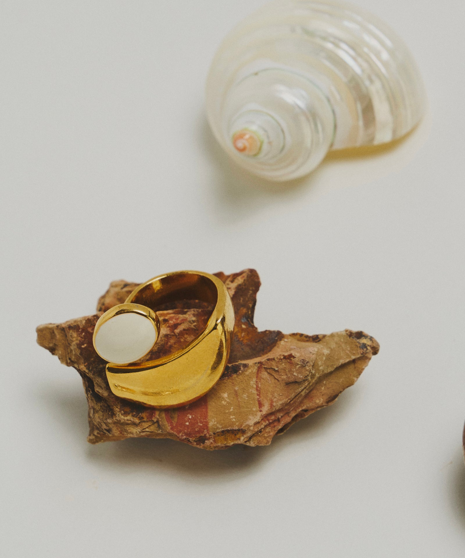 loni】Epiphyllum Color Ring/ストーンモチーフ付きボリュームリング