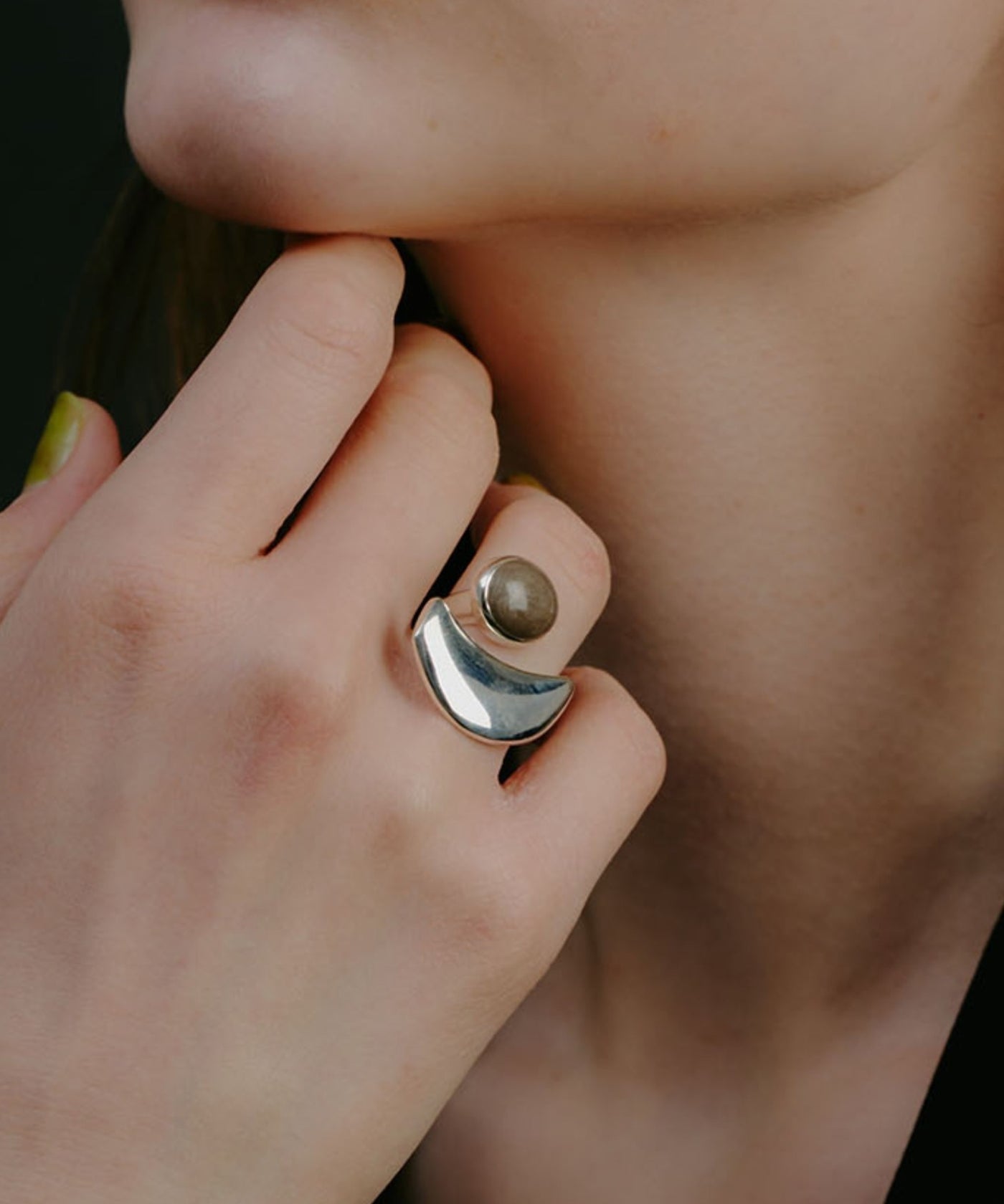 loni】Epiphyllum Color Ring/ストーンモチーフ付きボリュームリング