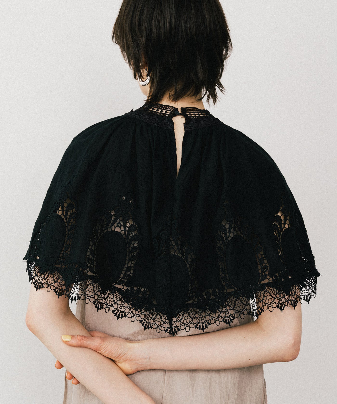 【IENA LA BOUCLE】サークルクロッシェモチーフ ケーププルオーバー IENA（イエナ）の「IENA LA BOUCLE サークル クロッシェモチーフ