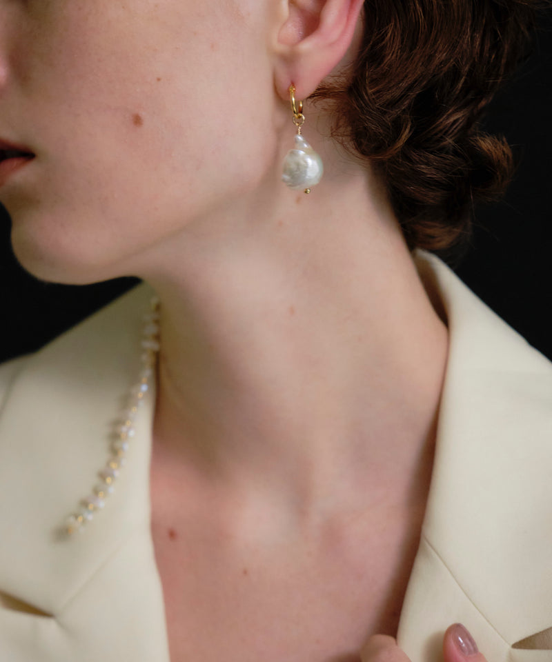 【loni】Lily Pearl Asymmetry Earrings